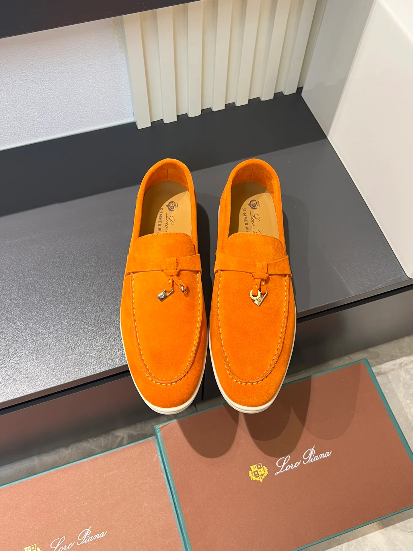 Men's shoes 💰p360 "Loro men's shoes 💰pian'*" Classic L men's shoes for couples 💰p Top version British flat loafers, a must-have item in old money style, the minimalist design is eye-catching and durable, a plus point for dressing The soft foot feel and texture are outstanding. They don’t scratch your feet and are very nice. They are matched with soft and waxy soles. They can be worn daily for a long time without getting tired. They are easy to wear, versatile and classic items, with perfect foot feel and texture! Imported cashmere fabric, the lining is made of imported A-grade water-dyed cow lining, the top version of the genuine leather midsole is sewn with pure handmade mark thread! Size: Female 35-40 (34. Customized) Male 38-44 (45.46. Customized)